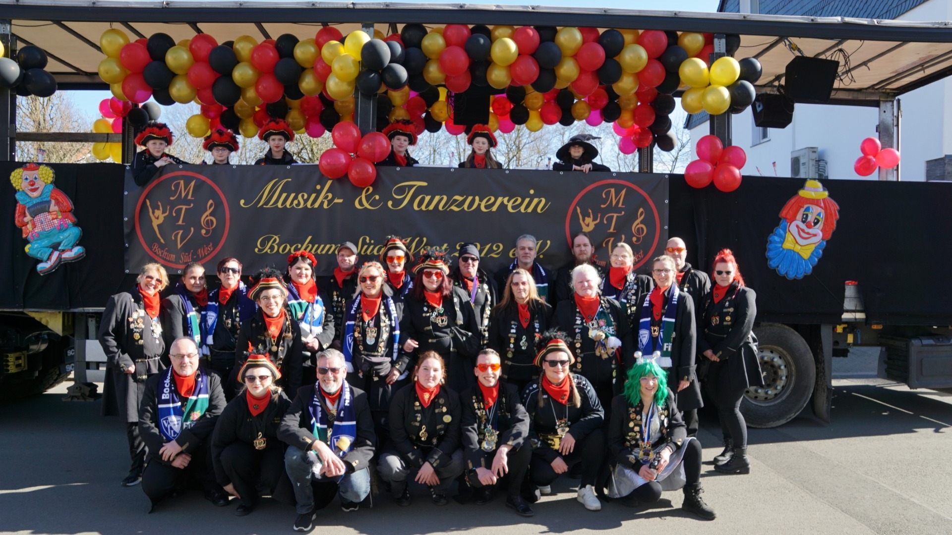 MTV Bochum Tanzverein - Über uns Gruppenbild am Karnevalswagen